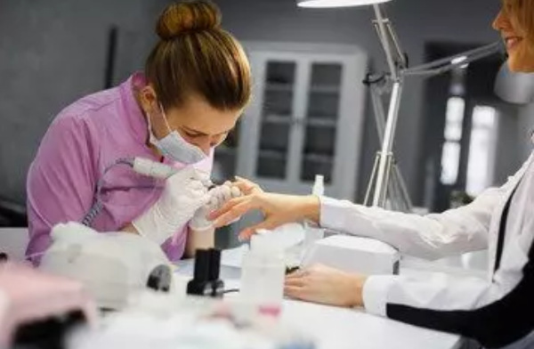 خطرات تنفسی و پوستی برای ناخن کار ها
